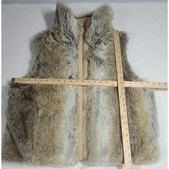 Women's weatherproof faux fur sleeveless coat. - Picture 9 of 15